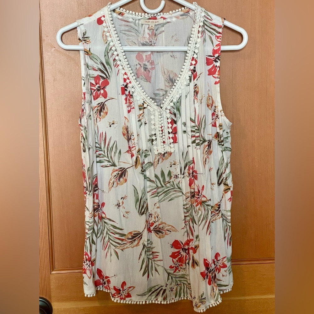 Beautiful gauze float tank top size M